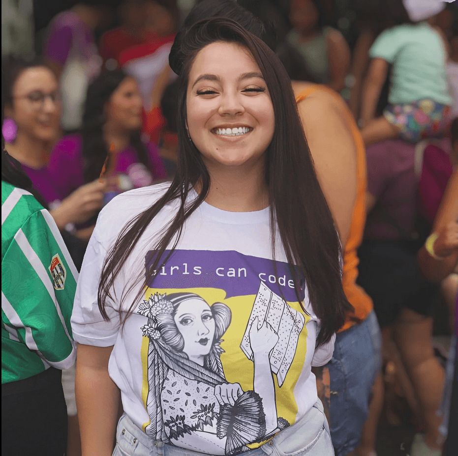 imagem mulher com camisa escri girls can code